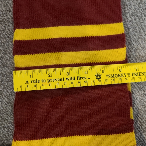 Harry Potter Gryffindor Scarf - Picture 4 of 6